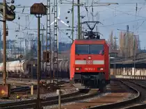 Vor einem mit Diesel beladenen Kesselzug steht 152 012-1 am 20.01.2011 in Aachen West und wartet auf gr�nes Signal um Richtung K�ln zu fahren.