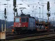 Mit einem langen Autotransportzug, beladen mit Ford Galaxy, zieht 421 378-1 am 20.01.2011 aus Aachen West Richtung K�ln.