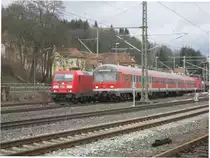 Ein RE-Ersatzzug nach Lichenfels �berholt am 15.01.11 die wartende 185 243 in Kronach.