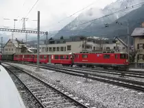 Ge 4/4 II 621 mit einer Zugskomposition der Arosabahn beim rangieren in Chur, 26.12.2010. W�hrend der Wintersaison kommt es auf dem Netz der RhB immer wieder zu Rollmaterialengp�ssen. Der 1. Klasswagen, sowie der Dampfwagen mit offener Plattform sind bereits nicht mehr offiziell im Planbetrieb, aber an solchen Tagen verkehren alle verf�gbaren Wagen.