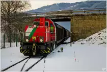 Gmeinder Diesellok D4 der STLB f�hrt mit Zellstoffzug SGAG 93425 von P�ls nach St.Michael. 
Zeltweg Farrach 20.1.2011