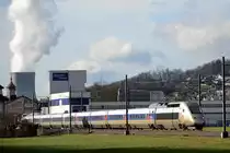 Der TGV 4416 zwischen Olten und Aarau in Richtung Z�rich. Links im Hintergrund der K�hlturm vom KKW Niederg�sgen. 15.1.2011