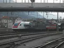 Die letzte gr�ne Re 4/4 II (Division Personenverkehr): 11161, vor einer der beiden letzten Swiss Express Loks: 11108. Links daneben ein ICN, Chur, 22.01.2011.