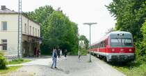 Der Bahnhof Langenzenn am 20.Mai 2008: 614 039 wird gleich nach F�rth weiter fahren. Da es keine Ausweichgleise mehr gibt, ist auch das Empfangsgeb�ude nicht mehr besetzt und das Gel�nde ziemlich verwahrlost.