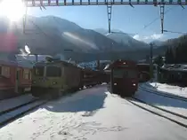 Parallelleinfahrt zweier Z�ge in Klosters. Links: Ge 4/4 II 611 Login mit RE 1228 (ca. 4 min. zu Sp�t), rechts: BDt 1757 mit Ge 4/4 III in der Zugsmitte als RE 1028. Auf Gleis 1 steht noch ein Allegra mit dem RE nach Davos Platz, 22.01.2011.