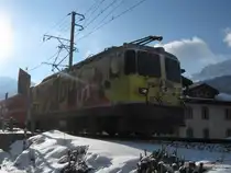 Ge 4/4 II 611 Login mit RE 1228 bei Ausfahrt in Klosters Dorf, 22.01.2011.