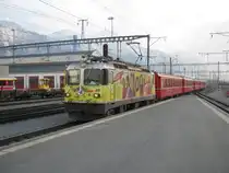 Ge 4/4 II 611 Login mit RE 1253 bei Einfahrt in Landquart, 22.01.2011.