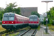 614 051 und 614 084 in Markt Erlbach am 2.7.08:
Vier Triebwagen �bernachteten in Markt Erlbach und wurden aud den Abstellgleisen rangiert. Am n�chsten Morgen kam ein f�nfter 614er als Leerzug an und fuhr um 5.08 Uhr als erste RB nach F�rth zur�ck. 