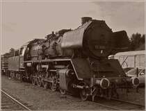 Die Dampflok 50 3696-7 der Museumsbahn CFV3V war am 30.10.2010 in Treignes abgestellt. (Hans)