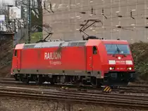 Rangiert mit beiden B�geln am Draht, 185 284-7 am 28.01.2011 in Aachen West.