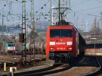 152 022-0 steht am 28.01.2011 schon abfahrtbereit vor einem Kesselzug in Aachen West, der gerade aus Belgien gebracht wurde. Die Cobra die den Zug nach hier geschleppt hatte h�ngt noch am Zugende und wird nun abgehangen. Dann geht es f�r die 152er in Richtung K�ln weiter, w�hrend die Cobra einen anderen Zug �bernimmt und �ber die Montzenroute nach Belgien zur�ck f�hrt.