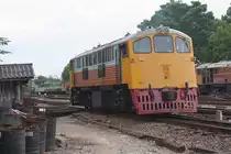 GEK 4027 (Co'Co', de, General Electric, Bj.1963, Fab.Nr. 34876) am 28.Oktober 2010 als Verschubreserve im Bf. Hat Yai Junction. 

