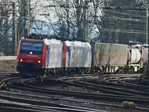 Am 28.01.2011 ziehen 482 017-1 und 482 024-7 einen langen Containerzug von K�ln kommend unter der Br�cke Turmstrasse durch das Gleisvorfeld in Aachen West.