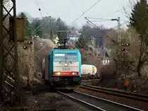 Schwer an der angehangenen Last zu schleppen hat Cobra 186 212 (2820) am 28.01.2011 auf der kurvenreichen Rampe von Aachen West zum Gemmenicher Tunnel, hier auf H�he Bleibergerstrasse