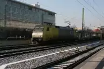 ITL ES 64F-902 (152 902) mit einem leeren Autozug am Haken durchf�hrt den Dresdener Hauptbahnhof.28.01.2011.