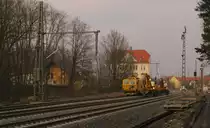 Auch sonst ist auf der Baustelle einiges zusehen, wie hier am 28.01. Hier fahren gerade 2 Zwei-Wege-Bagger von Eiffage Rail von Bestensee weiter Richtung S�den. Links von ihnen ist eine Stopfmaschine, ebenfalls von Eiffage Rail abgestellt.