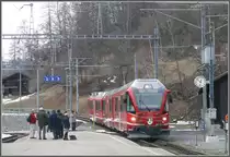 R1825 aus Davos trifft in Filisur ein, w�hrenddem die englische Reisegruppe auf das Abdrehen der Dampflok wartet. (24.01.2011)
