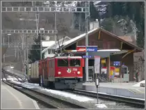 Ein G�terzug aus dem Engadin mit Ge 6/6 II 706  Disentis/Must�r  f�hrt durch Filisur. (24.01.2011)