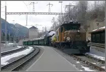 Zum Erschrecken aller Fans verkehrte der L�schzug mit Ge 6/6 I von Thusis nach Filisur und weiter nach Davos als Vorspann vor dem Dampfzug. Was ein L�schzug, der allf�llige B�schungsbr�nde bek�mpfen sollte, als vorausfahrender Zug f�r einen Nutzen hat, entzieht sich meiner Kenntnis. Hier erreicht der  L�schdampfzug  Filisur. (24.01.2011)