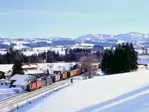 212 03 + 212 094 mit Zug 41643 bei Waltenhofen Hegge kur vor Kempten, 26.02.1999.