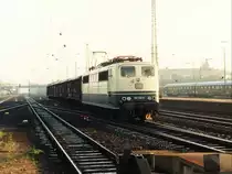 151 112-0 mit einem G�terzug auf Bahnhof D�ren am 29-10-1993. Bild und scan: Date Jan de Vries.