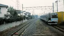 Serie 205: Sagami-Linie - Auf dieser westlich der Agglomeration Tokyo und erst 1991 elektrifizierten, ländlichen Linie kommen Züge der Serie 205-500 zum Einsatz; sie tragen ein hellblau-mittelblaues Band. Im Bild fährt Zug mit Steuerwagen KUHA 204-512 in Harataima ein, 3.September 1994. SAGAMI-LINIE 