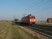 152 051-9 f�hrt mit einem G�terzug durch die D�lmener Bauernschaft Mitwick. 29.01.2011