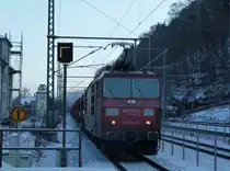 180 013 Railion f�hrt mit ihrem Skoda Autozug durch Bad Schandau.
29.1.11