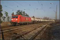 Mit einem Zug Knickkessel ist Railion 145 014-7 am 29.01.2011 in Friedrichsfelde-Genshagener Heide unterwegs (NVR-Nummer: 91 80 6145 014-7 D-DB).