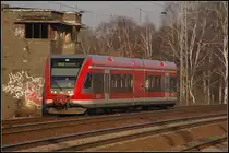 DB 646 013-2 f�hrt am 29.01.2011 als RB 22 nach Potsdam Hbf am alten Stellwerk am Bahnhof Friedrichsfelde-Genshagener Heide vorbei.