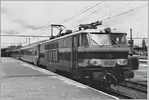 Die formsch�ne SNCB 1608 mit dem IC 321 von Oostende nach K�ln beim Zwischenhalt in Brugge am 28. Juni 1984.