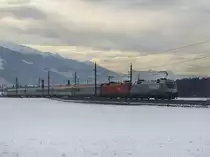 Die 1116 038 und die 1016 016 am 29.01.2011 mit einem OIC unterwegs bei Schwaz. 