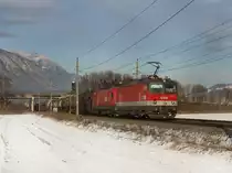 Die 1144 212 und eine 1116 am 29.01.2011 mit einem G�terzug unterwegs bei Schwaz. 