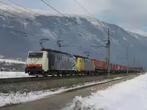 Die 189 917 und der ES 64 F4-031 am 29.01.2011 mit dem Winner KLV-Zug unterwegs bei Schwaz. 