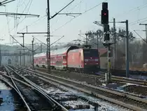 145 049 f�hrt in Pirna Bahnhof ein.
Im Hintergrund 371 201 Richtung dresden.
29.1.11