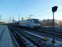 185 677 ITL-Railpool f�hrt mit einem KIA Autozug von Bad Schandau am Dresdner HBF vorbei.
29.1.10