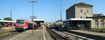 Am sonnigen 1.8.07 war es nicht einfach, den Bahnhof Steinach bei Rothenburg in Szene zu setzen. Die Triebwagen nach Rothenburg (links) und Neustadt (rechts) hielten recht weit n�rdlich im Schatten, und nur die RB nach Treuchtlingen in der Mitte fuhr sch�n ins Licht.