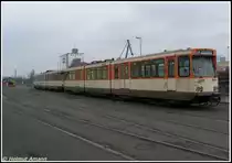 Im August 2008 wurden die t�rkische Stadt Gaziantep und die Verkehrsgesellschaft Frankfurt am Main (VGF) handelseinig �ber den Verkauf von 15 betriebsf�higen Stadtbahnwagen vom Typ Pt sowie zwei unfallbesch�digten Fahrzeugen gleichen Typs und einem Ersatzteilpaket. Die Fahrzeuge wurden standesgem�� mit dem Zug auf Flachwaggons in die T�rkei transportiert. Die Verladung begann am 26.03.2009 im Osthafen von Frankfurt am Main. Auf dieser Aufnahme ist rechts der erste und somit �lteste Pt-Triebwagen 651 (Baujahr 1972) und dahinter Triebwagen 654 zu sehen, beide noch in alter Farbgebung. Im Hintergrund steht Triebwagen Nummer 661, erkennbar in der neuen Farbgebung.
