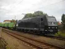 185 547-7 der MRCE die von der PRESS gemietet wurde f�hrt am 12.9.2010 mit ihrem Leeren Holzzug aus Wismar wieder los