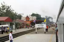 Bf. Nakhon Pathom w�hrend der Einfahrt des Dampfsonderzuges 9001 am 06.Dezember 2010.