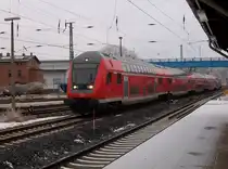 Mit Wagen vom HanseExpress fuhr am 31.Januar 2011 der RE von Sassnitz nach Rostock in Bergen/R�gen ein.Geschoben wurde von 112 114.