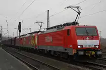 Eigentlich sollte die 189 065 vorne h�ngen nur aufgrund eines defektes an der dritten Lok ist wohl in K�ln noch eine weitere 189e dazugekommen.189 041+189 065+189 030 zihen am 3.2.11 einen Erzzug durch Duisburg-Bissingheim