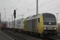 Dispolok ER 20-004 zieht am 3.2.11 eine Containerzugsonderleistung aufgrund des verungl�ckten Tankers im Rhein durch Duisburg-Bissingheim