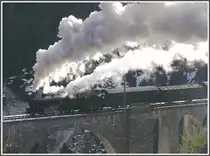 Wenigstens f�r die �berquerung des Wiesner Viadukts wurde die Ge 6/6 I 414, die als Vorspann verkehrte, abgekuppelt. Der Sonnenstand war zwar nicht optimal, aber eindr�cklich war es allemal. (24.01.2011)