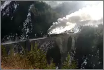 Wenigstens f�r die �berquerung des Wiesner Viadukts wurde die Ge 6/6 I 414, die als Vorspann verkehrte, abgekuppelt. Der Sonnenstand war zwar nicht optimal, aber eindr�cklich war es allemal. (24.01.2011)