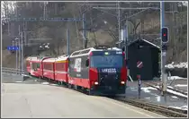 R1833 aus Davos Platz mit Ge 4/4 III 648  Zuoz  f�hrt in Filisur ein. (24.01.2011)