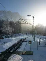 Die Ausfahrt aus dem Bahnhof Eibsee in Richtung Zugspitzplatt am 30.1.2011
