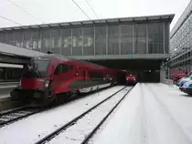 Ein Railjet nach Wien und ein Regionalzug nach Salzburg am 31.1.2011 an Gleis 12 und 11 in M�nchen Hbf.