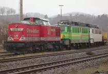 Am 4.2.2011 wartet Uwe Adam 12  Rex  mit DP52 und DP61 (Westf�lische Almetalbahn) auf die Holzverladung im Bahnhof Arnsberg.