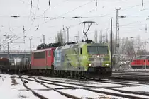 185 152 mit 155 180 und Schadwagenzug am 07.01.2011 in Angerm�nde